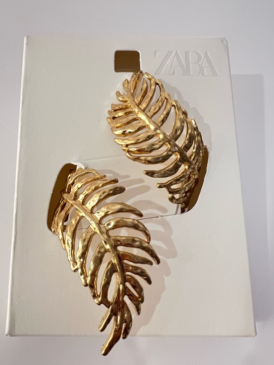 Zara Gold-tone Areca Leaf Metal Statement Bracelet. NWT
